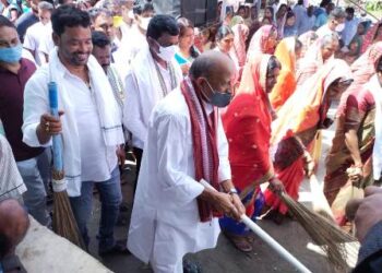 ଗାନ୍ଧୀ ସ୍ମୃତିପୀଠ ମହାତ୍ମାଗାନ୍ଧୀ କୃଷକ ବଜାର ଚମ୍ପାପୁର ଠାରେ ଜାତିର ଜନକ ମହାତ୍ମା ଗାନ୍ଧୀ ଓ ପୂର୍ବତନ ପ୍ରଧାନମନ୍ତ୍ରୀ ଲାଲବାହାଦୁର ଶାସ୍ତ୍ରୀଙ୍କ ଜୟନ୍ତୀ ପାଳନ