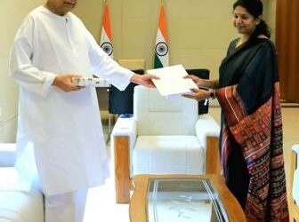 Ms Kanimozhi met CM Handed over letter of Tamilnadu CM