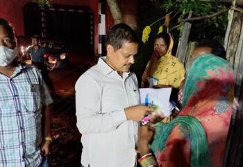 ଗାଁ ,ଗାଁ ବୁଲି ଲୋକମାନଙ୍କୁ ମାସ୍କ୍ ବଣ୍ଟନ କରିବା ସହ ବିଭିନ୍ନ ସମସ୍ୟା ବୁଝିଲେ ଦସପଲ୍ଲା ବିଧାୟକ