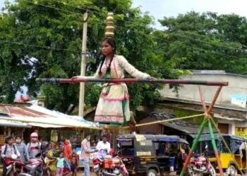 କଅଁଳ ବୟସରେ ପେଟପାଇଁ ନାଟ ବାଉଁଶରାଣୀ ଖେଳ ଦେଖାଇ ରଜଗାର କରୁଛନ୍ତି ଟଙ୍କା