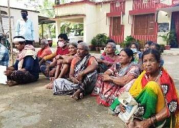 ଗୁରାଣ୍ତୀ ଥାନା ଅଧିକାରୀ ମମତା ପଣ୍ଡାଙ୍କ ମନୋମୁଖୀ ଶାସନକୁ ନେଇ ନ୍ୟାୟ ଦାବୀରେ ଗୁରାଣ୍ତୀ ଥାନା ସମ୍ମୁଖରେ ଆଙ୍କୁଡ଼ିଗ୍ରାମବାସୀଙ୍କ ଧାରଣା