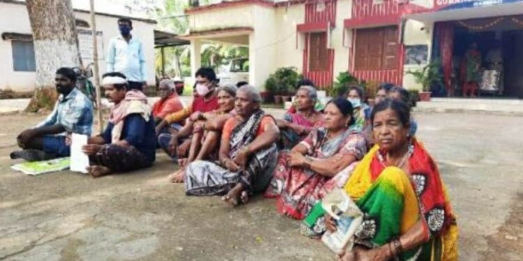 ଗୁରାଣ୍ତୀ ଥାନା ଅଧିକାରୀ ମମତା ପଣ୍ଡାଙ୍କ ମନୋମୁଖୀ ଶାସନକୁ ନେଇ ନ୍ୟାୟ ଦାବୀରେ ଗୁରାଣ୍ତୀ ଥାନା ସମ୍ମୁଖରେ ଆଙ୍କୁଡ଼ିଗ୍ରାମବାସୀଙ୍କ ଧାରଣା