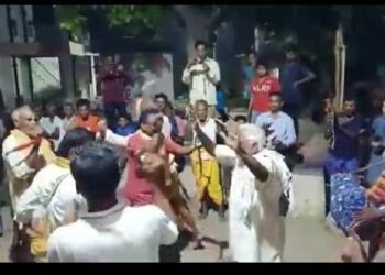 ଗଜପତି ଜିଲ୍ଲାର ସଦରମହକୁମା ପାରଳାଖେମୁଣ୍ଡି ସହରର ସୀମାନ୍ତ ତଟବର୍ତ୍ତୀ ଆନ୍ଧ୍ରପ୍ରଦେଶର ନାରସନ୍ଧ୍ରା ଗ୍ରାମରେ ଓଡିଆ ସଂକୀର୍ତ୍ତନର ସ୍ୱର
