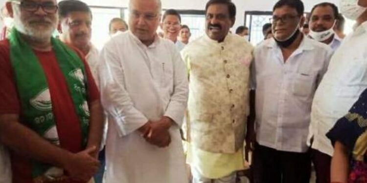 ଗଜପତି ଜିଲ୍ଲା ବିଜେପି କୁ ଶକ୍ତ ଧକ୍କା ପାରଳାଖେମୁଣ୍ଡି ନଗର ବିଜେପି ସଭାପତି ଜାମିନଦାର ପଟ୍ଟନାୟକ ଙ୍କ ବିଜେଡିରେ ଯୋଗଦାନ