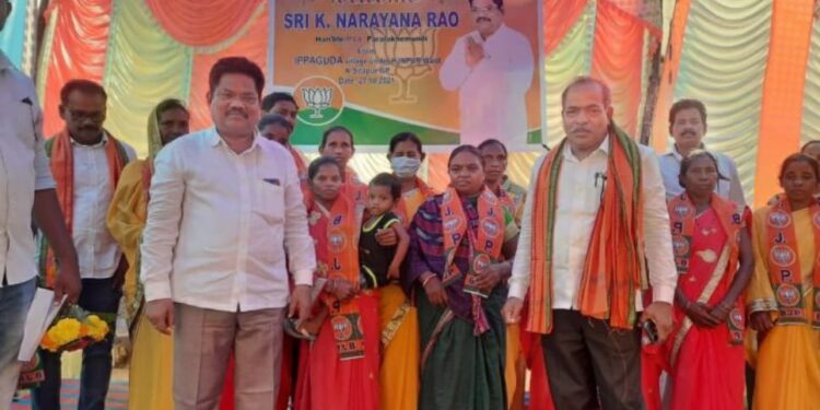 ପାରଳାଖେମୁଣ୍ଡି ସ୍ଥିତ ଜିଲ୍ଲାପାଳଙ୍କ କାର୍ଯ୍ୟାଳୟ  ପରିସରରେ ଜିଲ୍ଲା ସ୍ତରୀୟ ସଡକସୁରକ୍ଷା କମିଟି ବୈଠକ ଅନୁଷ୍ଠିତ