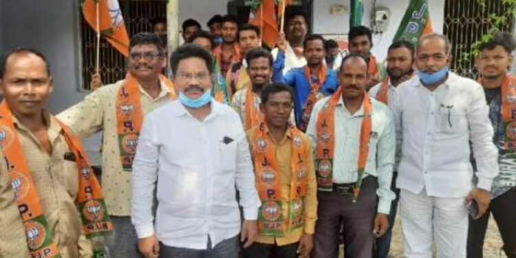 ପାରଳାଖେମୁଣ୍ଡି ସ୍ଥିତ ଗଜପତି ଜିଲ୍ଲା ବିଜେପି କାର୍ଯ୍ୟାଳୟ ପରିସରରେ ବିଜେପି ଦଳ ପକ୍ଷରୁ ମିଶ୍ରଣ ପର୍ବ ଅନୁଷ୍ଠିତ