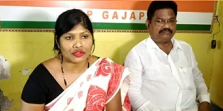 ପାରଳାଖେମୁଣ୍ଡି ସ୍ଥିତ ଗଜପତି ଷ୍ଟାଡିୟମ ଠାରେ ଅନୁଷ୍ଠିତ ମୂଖ୍ୟମନ୍ତ୍ରୀଙ୍କ ସ୍ମାର୍ଟ ସ୍ବାସ୍ଥ୍ୟ କାର୍ଡ ବଣ୍ଟନ କାର୍ଯ୍ୟକ୍ରମକୁ ଜିଲ୍ଲା ପରିଷଦ ଅଧକ୍ଷାଙ୍କୁ ନିମନ୍ତ୍ରଣ କରାଯାଇ ନଥିବା ନେଇ ଅଭିଯୋଗ