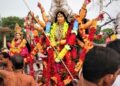 ଲକ୍ଷ୍ମୀନଗରରେ ମା’ଦୁର୍ଗାଙ୍କ ନିଆରା ଭସାଣି ଉତ୍ସବ ୬କିଲୋମିଟର ବ୍ୟାପୀ ୧୦ଗାଁ ବୁଲିଲେ ଶୋଭାଯାତ୍ରାରେ କରୋନା କଟକଣା ଅନୁଯାୟୀ ସାମିଲ ହୋଲେ ଭକ୍ତ