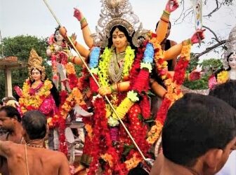 ଲକ୍ଷ୍ମୀନଗରରେ ମା’ଦୁର୍ଗାଙ୍କ ନିଆରା ଭସାଣି ଉତ୍ସବ ୬କିଲୋମିଟର ବ୍ୟାପୀ ୧୦ଗାଁ ବୁଲିଲେ ଶୋଭାଯାତ୍ରାରେ କରୋନା କଟକଣା ଅନୁଯାୟୀ ସାମିଲ ହୋଲେ ଭକ୍ତ