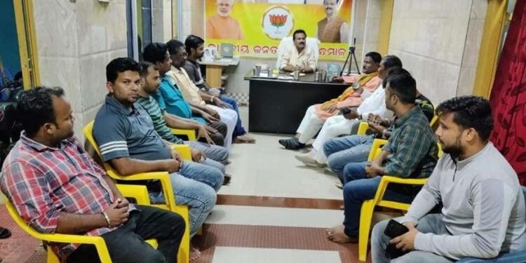 କନ୍ଧମାଳ ଗସ୍ତରେ ଅନୁସୂଚିତ ଜନଜାତି ବିଜେପି ମୋର୍ଚ୍ଚା ସଭାପତି ଓ ସଦସ୍ୟ