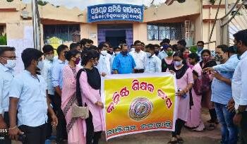 କନିଷ୍ଠ ଶିକ୍ଷକଙ୍କ ଦରମା ବୃଦ୍ଧିକୁ ନେଇ ବିଡିଓ ଓ ବିଇଓଙ୍କୁ ଦାବିପତ୍ର