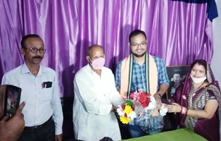ଓଡିଶା ପ୍ରଶାସନିକ ସେବା ରେ ରାଜ୍ୟର ଟପ୍ପର ହୋଇ ଥିବା ଅଶ୍ୱିନୀ କୁମାର ପଣ୍ଡା ଙ୍କୁ ଭବ୍ୟ ସମ୍ବର୍ଦ୍ଧନା