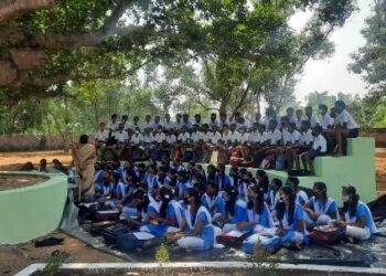 ନୟାଗଡ଼ ଜିଲ୍ଲାପାଳଙ୍କ ନିଆରା ଚିନ୍ତାଧାରା : ଭାପୁର ବାଲୁଙ୍କେଶ୍ୱର ଦେବ ବିଦ୍ୟାପୀଠର ଛାତ୍ରଛାତ୍ରୀମାନେ ବର ଗଛ ମୂଳେ ବସି – ମୁକ୍ତାକାଶ ପାଠପଢ଼ାର ମଜା ନେଉଥିବା ମନୋରମ ଦୃଶ୍ୟ