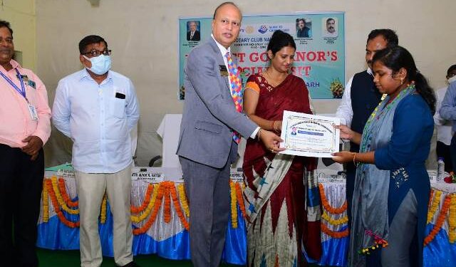 ରୋଟାରୀ ଡିଷ୍ଟ୍ରିକ୍ଟ ଗଭର୍ଣ୍ଣର ଶାନ୍ତନୁ ପାଣି,ମହିଳା ଡିଷ୍ଟ୍ରିକ୍ଟ ଗଭର୍ଣ୍ଣର ଝରଣା ପାଣି : ନୟାଗଡ଼ ଗସ୍ତ ରେ ଆସି – ନୟାଗଡ଼ ରୋଟାରୀ କ୍ଲବ ପକ୍ଷରୁ ଆୟୋଜିତ ସଭାରେ ଯୋଗ ଦେଇଛନ୍ତି