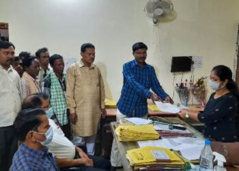 ମନରେଗା ଯୋଜନାରେ ବିନା କାମରେ ୮ ଲକ୍ଷ ଟଙ୍କା ଆତ୍ମସାତ କରିଥିବା ଅଭିଯୋଗ ଦୋଷୀ ପ୍ରତି କାର୍ଯ୍ୟନୁଷ୍ଠାନ ଗ୍ରହଣ କରିବା ନେଇ ବ୍ଳକ ଅଫିସ କୁ ତାଳା ବନ୍ଦ କରିବା ଦାବିରେ ଜିଲ୍ଲାପାଳଙ୍କୁ ଦାବିପତ୍ର ପ୍ରଦାନ