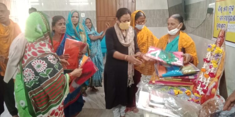 ସମର୍ପଣ “ବୃଦ୍ଧାଶ୍ରମ” ରେ ବ୍ରହ୍ମ ଗୋପିକା ସେବା ମିଶନ : ନୟାଗଡ଼ ଶାଖା ତରଫରୁ ବସ୍ତ୍ର ଓ ପ୍ରସାଦ ବିତରଣ କାର୍ଯ୍ୟକ୍ରମ ଅନୁଷ୍ଠିତ  