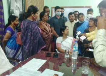 ନର୍ଲାରେ ବିଜୁ ସ୍ଵାସ୍ଥ୍ୟ କାର୍ଡ ବଣ୍ଟନ, ମନ୍ତ୍ରୀ ଟୁକୁନୀ ସାହୁଙ୍କ ଗାଡ଼ି ଉପରକୁ ବିଜେପି ଓ କଂଗ୍ରେସ କର୍ମୀଙ୍କ ଅଣ୍ଡା ମାଡ