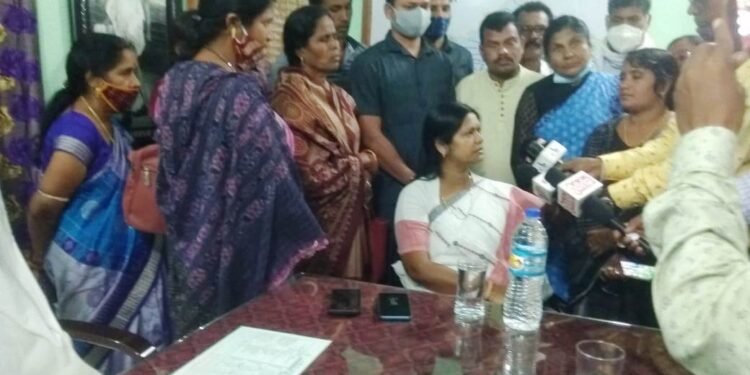 ନର୍ଲାରେ ବିଜୁ ସ୍ଵାସ୍ଥ୍ୟ କାର୍ଡ ବଣ୍ଟନ, ମନ୍ତ୍ରୀ ଟୁକୁନୀ ସାହୁଙ୍କ ଗାଡ଼ି ଉପରକୁ ବିଜେପି ଓ କଂଗ୍ରେସ କର୍ମୀଙ୍କ ଅଣ୍ଡା ମାଡ