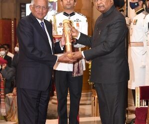 ବାଣିଜ୍ୟ ଓ ଶିଳ୍ପ କ୍ଷେତ୍ର ପ୍ରତି ଅବଦାନ ପାଇଁ ଟିଭିଏସ୍ ମୋଟର କଂପାନିର ଅଧ୍ୟକ୍ଷ – ବେଣୁ ଶ୍ରୀନିବାସନଙ୍କୁ ପଦ୍ମଭୂଷଣ ସମ୍ମାନ ପ୍ରଦାନ