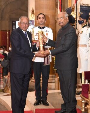 ବାଣିଜ୍ୟ ଓ ଶିଳ୍ପ କ୍ଷେତ୍ର ପ୍ରତି ଅବଦାନ ପାଇଁ ଟିଭିଏସ୍ ମୋଟର କଂପାନିର ଅଧ୍ୟକ୍ଷ – ବେଣୁ ଶ୍ରୀନିବାସନଙ୍କୁ ପଦ୍ମଭୂଷଣ ସମ୍ମାନ ପ୍ରଦାନ