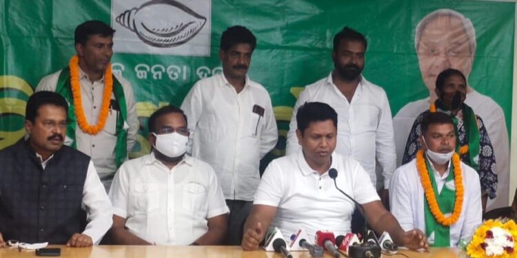 ଲକ୍ଷ୍ମୀପୁର ବିଧାନସଭା ନିର୍ବାଚନ ମଣ୍ଡଳୀରେ ବିରୋଧୀଙ୍କୁ ପୋଛ ବାକରିବା ଲକ୍ଷ୍ୟରେ ବିଜେଡି : ଆଉଜଣେ ବିଧାୟକ ପ୍ରାର୍ଥୀ ମିଶିଲେ ଦଳରେ