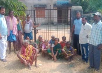 ଭୂମିହୀନ ଙ୍କୁ ମିଳୁନାହିଁ ଜମି ; ବରପାଲି କୁସନପୁରୀ ରାଜସ୍ୱ ନିରୀକ୍ଷକ ଙ୍କ ଅଫିସରେ ତାଲା