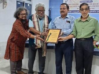 ‘ଶ୍ରଦ୍ଧା ଉତ୍ସବ’ରେ ଅବନୀ ବରାଳଙ୍କୁ ଭାବପୂର୍ଣ୍ଣ ଶ୍ରଦ୍ଧାଞ୍ଜଳି କବି ଅମରେଶ ପଟ୍ଟନାୟକ ଓ ନାଟ୍ୟକାର ସୁବୋଧ ପଟ୍ଟନାୟକ ସମ୍ମାନିତ