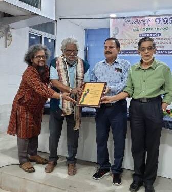 ‘ଶ୍ରଦ୍ଧା ଉତ୍ସବ’ରେ ଅବନୀ ବରାଳଙ୍କୁ ଭାବପୂର୍ଣ୍ଣ ଶ୍ରଦ୍ଧାଞ୍ଜଳି କବି ଅମରେଶ ପଟ୍ଟନାୟକ ଓ ନାଟ୍ୟକାର ସୁବୋଧ ପଟ୍ଟନାୟକ ସମ୍ମାନିତ