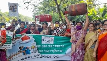 ଦରବୃଦ୍ଧି ଯୋଗୁ ତାତିଲେ ବିଜେଡ଼ି ମହିଳା