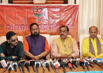 ପୋଲିସ ଯାହାକୁ ବାନ୍ଧିବା କଥ : ସେ ମୁଖ୍ୟମନ୍ତ୍ରୀଙ୍କ ପାଖରେ ବସୁଛି – ମମିତାକୁ ନ୍ୟାୟ ମିଳିବ ତ…? – ସମୀର ମହାନ୍ତି