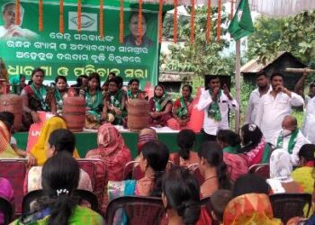 ରନ୍ଧନ ଗ୍ୟାସ ଓ ନିତ୍ୟ ବ୍ୟବହାର୍ଯ୍ୟ ସାମଗ୍ରୀ ର ଅହେତୁକ ଦର ବୃଦ୍ଧି କୁ ତୀବ୍ର ବିରୋଧ – ଶତାଧିକ ମହିଳାଙ୍କ ପକ୍ଷରୁ ବଡଚଣା ବ୍ଲକ ସମ୍ମୁଖରେ ବିକ୍ଷୋଭ 
