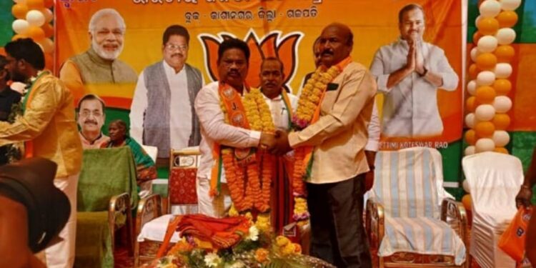 ଗଜପତି ଜିଲ୍ଲା ବିଜେପିର ମିଶ୍ରଣ ପର୍ବ, କାଶୀନଗର ବ୍ଲକ ବିଜେଡ଼ି ପୂର୍ବତନ ସଭାପତି ଆର୍. ସତୀଶଙ୍କ ନେତୃତ୍ୱରେ ୫ଶହରୁ ଉର୍ଦ୍ଧ ବିଜେଡ଼ି ନେତା ଓ କର୍ମୀ ବିଜେପିରେ ସାମିଲ ହେଲେ