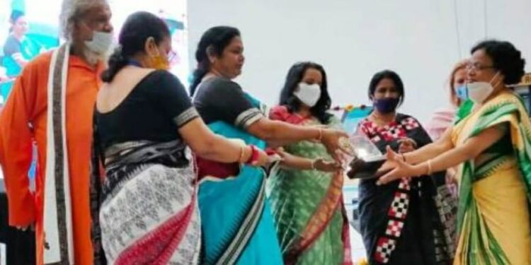 ଓଡ଼ିଶରାଜ୍ୟ ଶିଶୁଅଧିକାର ସୁରକ୍ଷା ଆୟୋଗର ଏକାଦଶ ପ୍ରତିଷ୍ଠା ଦିବସରେ ଗଜପତି ଜିଲ୍ଲା ରାୟଗଡ଼ବ୍ଲକ ସିଡିପିଓ ତେରସ୍କୋଭା ମଲ୍ଲିକ ସମ୍ବର୍ଦ୍ଧିତ