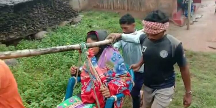 ଗଜପତିଜିଲ୍ଲା ମୋହନା ବ୍ଲକ ଅନ୍ତର୍ଗତ ହୁଏରୀ ଗାଁକୁ ରାସ୍ତା ନଥିବାରୁ – ୩କିମି ଭାରରେ ବୁହାହେଲେ ପ୍ରସୂତି ମହିଳା