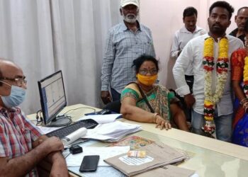 ଗଜପତି ଜିଲ୍ଲାରେ ଆଦର୍ଶ ବିବାହ : ଦୃଷ୍ଟିହୀନ ଯୁବତୀଙ୍କୁ ବିବାହ କଲେ ରାୟଗଡ଼ା ଜିଲ୍ଲା ଗୁମୁଡା ଗ୍ରାମର ଯୁବକ ହାଡ଼ିପା ଶୁଶିଲ