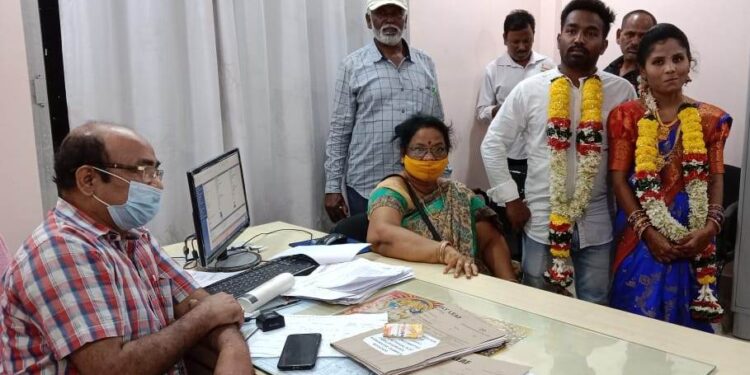 ଗଜପତି ଜିଲ୍ଲାରେ ଆଦର୍ଶ ବିବାହ : ଦୃଷ୍ଟିହୀନ ଯୁବତୀଙ୍କୁ ବିବାହ କଲେ ରାୟଗଡ଼ା ଜିଲ୍ଲା ଗୁମୁଡା ଗ୍ରାମର ଯୁବକ ହାଡ଼ିପା ଶୁଶିଲ