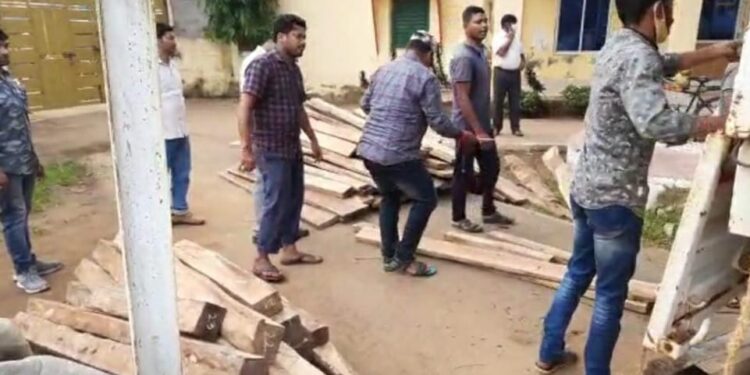 ପାରଳାଖେମୁଣ୍ଡି ସ୍ଥିତ ଫରେଷ୍ଟ ଗେଟ୍ ଛକ ନିକଟରୁ ଏକ ଓଏସପିର ୩ ବାଟାଲିୟନର ପୋଲିସ ଭ୍ୟାନରୁ ବିପୁଳ ପରିମାଣର କାଠ ଜବତ ଉଚ୍ଚ ସ୍ତରୀୟ ତଦନ୍ତ ପାଇଁ ଦାବି