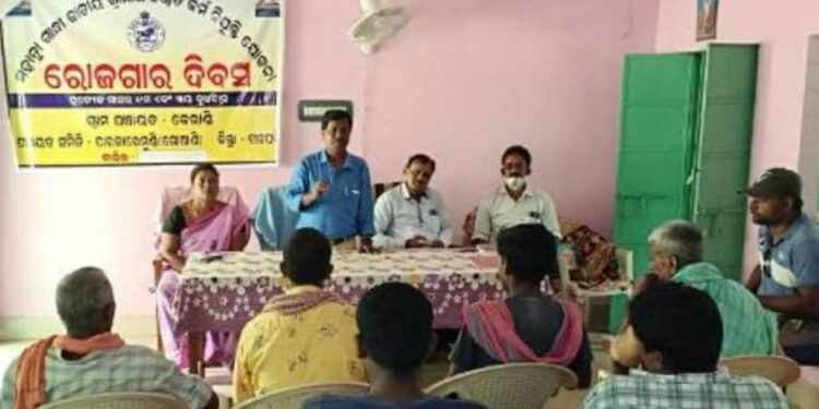ଗଜପତି ଜିଲ୍ଲା ଗୋଷାଣୀବ୍ଲକ ବିଡ଼ିଓ କିଶୋର ଚନ୍ଦ୍ର ଦାସଙ୍କ କେରାଣ୍ଡି ପଞ୍ଚାୟତର ବିଭିନ୍ନଅଞ୍ଚଳ ଗସ୍ତ