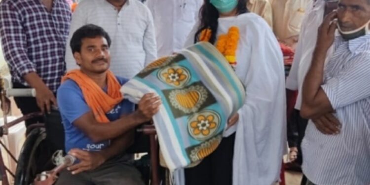 ଗଜପତି ଜିଲ୍ଲା କାଶୀନଗର ବ୍ଲକ ଅନ୍ତର୍ଗତ ଭାନ୍ନା ଗ୍ରାମରେ ଶୀତବସ୍ତ୍ର ବାଣ୍ଟିଲେ ଯୁବରାଣୀ କଲ୍ୟାଣୀ ଦେବୀ