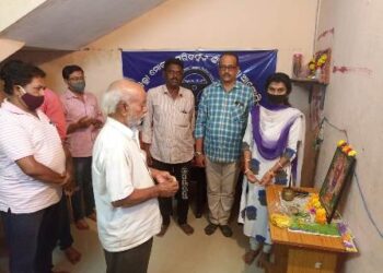 ପାରଳାଖେମୁଣ୍ଡି ବସଷ୍ଟାଣ୍ଡ : ମୋଟର କର୍ମଚାରୀ ସଂଘ କାର୍ଯ୍ୟାଳୟ ପରିସରରେ – ବରିଷ୍ଠ ସାମ୍ବାଦିକ ସ୍ୱର୍ଗତ ନବିନା ନନ୍ଦ