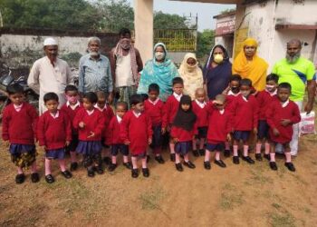 ଅଙ୍ଗନୱାଡ଼ି ପିଲାଙ୍କୁ ପୋଷାକ ବଣ୍ଟନ