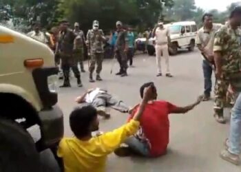 ଘର ଉପରକୁ ଦ୍ରୁତଗାମୀ ଟ୍ରକ ମାଡ଼ିଯିବା ଘଟଣା, କ୍ଷତିପୂରଣ ଦାବିରେ ରାସ୍ତା ଅବରୋଧ କଲେ ଗ୍ରାମବାସୀ