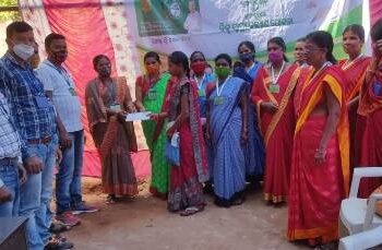 କମର୍ଦ୍ଧା ପଞ୍ଚାୟତରେ ବିଜୁ ସ୍ଵାସ୍ଥ୍ୟ କଲ୍ୟାଣ ଯୋଜନା କାର୍ଡ ବଣ୍ଟନ