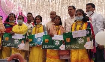 ମାଓପ୍ରବଣ ଅଞ୍ଚଳରେ ରାଜ୍ୟସଭା ସାଂସଦ ଓ ଲାଞ୍ଜିଗଡ଼ ବିଧାୟକ : ଝରଣିଆ ଓ କୁଟିଆ କନ୍ଧ ସମେତ ବ୍ଳକର ୩ ଗୋଟି ପଞ୍ଚାୟତରେ ବାଣ୍ଟିଲେ ବିଜୁ ସ୍ଵାସ୍ଥ୍ୟ କାର୍ଡ