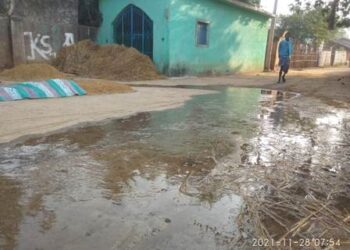 ପାଣି ପାଇପ ଫାଟି ରାସ୍ତା ଉପରେ ପାଣି : ମରାମତି କାର୍ଯ୍ୟ ହେଉ ନ ଥିବା ଅଭିଯୋଗ