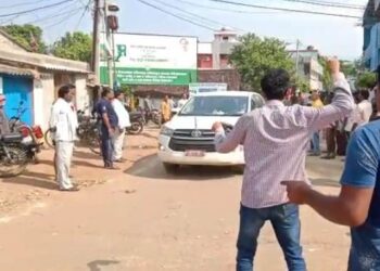 କଲମପୁରରେ ସ୍ମାର୍ଟ ହେଲଥ କାର୍ଡ ଉନ୍ମୋଚନ କଲେ ପର୍ଯ୍ୟଟନ ମନ୍ତ୍ରୀ : ମନ୍ତ୍ରୀଙ୍କ ଗାଡ଼ିରେ ଅଣ୍ଡା ମାଡ଼ – ମନ୍ତ୍ରୀଙ୍କୁ କଳାପତାକା ଦେଖାଇ ବିରୋଧ ପ୍ରଦର୍ଶନ