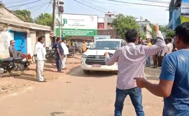 କଲମପୁରରେ ସ୍ମାର୍ଟ ହେଲଥ କାର୍ଡ ଉନ୍ମୋଚନ କଲେ ପର୍ଯ୍ୟଟନ ମନ୍ତ୍ରୀ : ମନ୍ତ୍ରୀଙ୍କ ଗାଡ଼ିରେ ଅଣ୍ଡା ମାଡ଼ – ମନ୍ତ୍ରୀଙ୍କୁ କଳାପତାକା ଦେଖାଇ ବିରୋଧ ପ୍ରଦର୍ଶନ