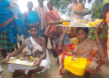 କୋରାପୁଟ ଜିଲା ଲକ୍ଷ୍ମୀପୁର ବ୍ଲକର ଭିନ୍ନ ଓ ପାରମ୍ପରିକ ନିଆରା ଯାତ୍ରା – ଜୀବନ ସାଥିବାଛିବାର ଫୁଲ ଯାତ୍ରା