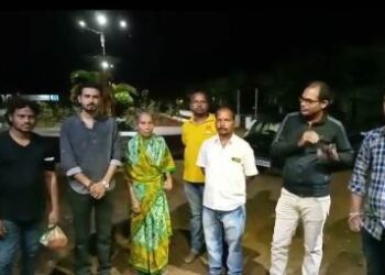 ଚାକିରୀ କାଳ ଶେଷ ହୋଇଥିବା ଅସହାୟ ବୃଦ୍ଧାଙ୍କୁ ସାହାୟତା ର ହାତ ବଢାଇଲା ସାହାଯ୍ୟ ଦି ହେଲପିଙ୍ଗ୍ ହ୍ୟାଣ୍ଡ