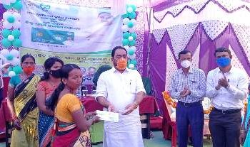 ନୂଆପଡ଼ା ଜିଲ୍ଲା ସିନାପାଲି ବ୍ଲକ୍‌ରେ ସ୍ମାର୍ଟ ହେଲଥ୍‌ କାର୍ଡ ବାଣ୍ଟିଲେ – ମନ୍ତ୍ରୀ ଶ୍ରୀ ଆରୁଖ